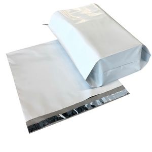 100 count - 11 x 13 + 4” on the bottom Poly mailers.